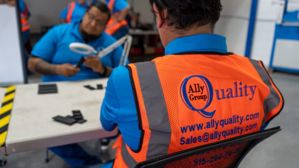 Personal de Ally Quality asegurando la calidad en cada componente.