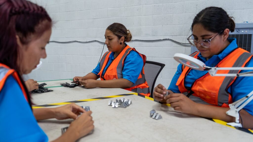Proceso de sorteo en la industria manufacturera con personal experto de Ally Quality.