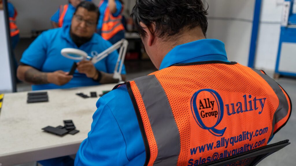 Trabajadores clasificando piezas con tecnología de vanguardia