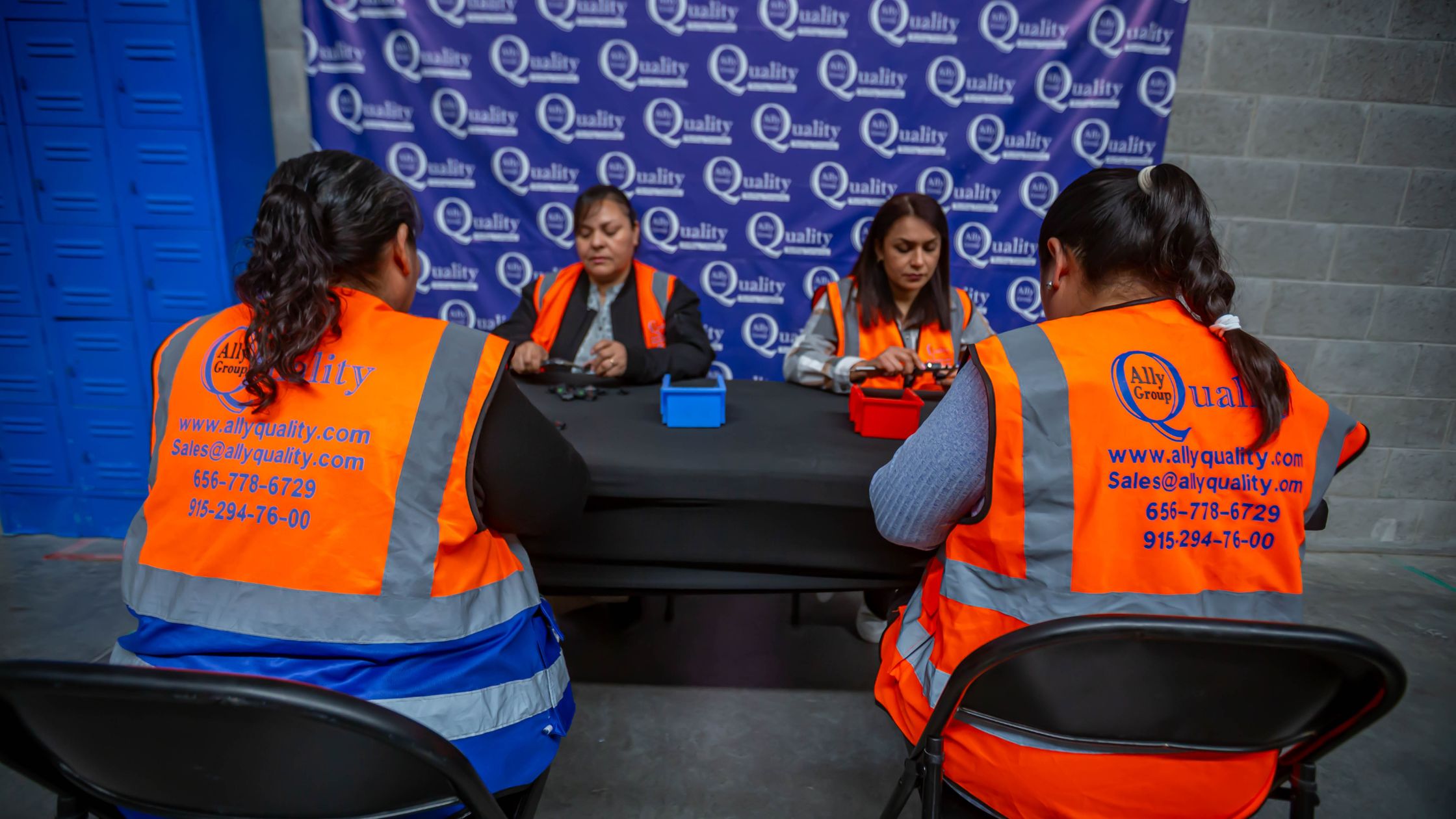 Sorteadora de calidad en Ciudad Juárez comparando proveedores con checklist, KPIs y evidencia por lote