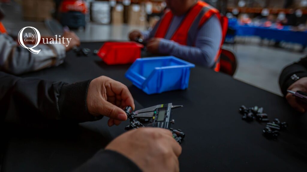 Sorteadora de calidad en Ciudad Juárez revisando contrato con alcance, evidencia por lote, SLA y reglas de liberación