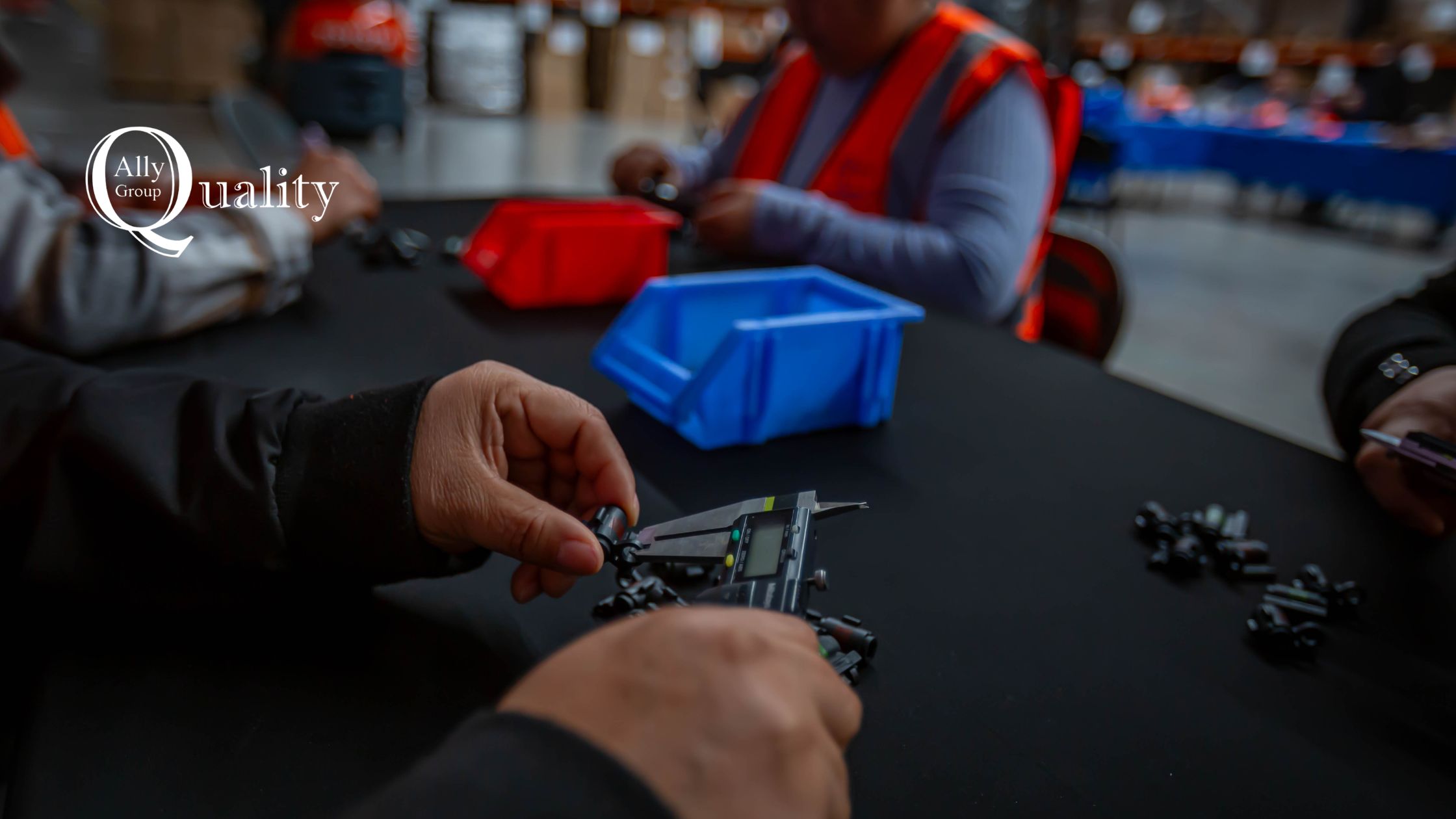 Sorteadora de calidad en Ciudad Juárez revisando contrato con alcance, evidencia por lote, SLA y reglas de liberación
