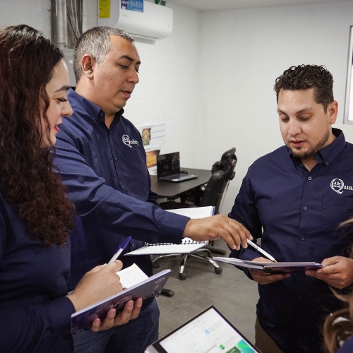 Equipo Ally Quality trabajando en procesos de calidad