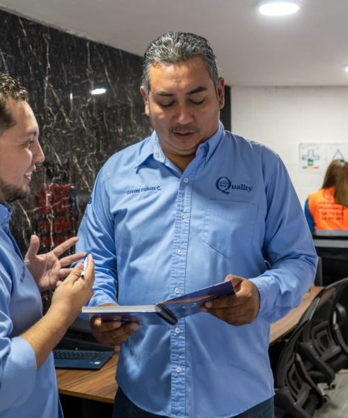 Equipo de Ally Quality trabajando en la clasificación de piezas metálicas con precisión.