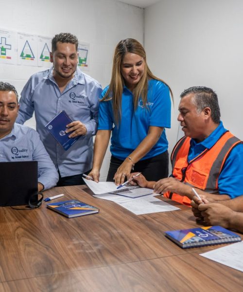 Trabajadores verificando la precisión de componentes durante el proceso de sorteo.